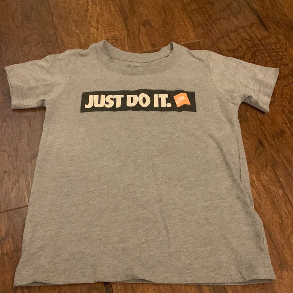 Boys size 6 Nike t shirt